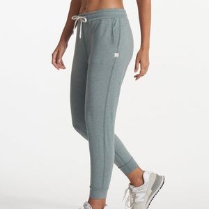 Vuori Performance Joggers in Stormy Heather